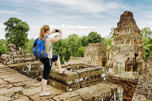 Tourist taking picture from top of Pre Rup in Angkor, Cambodia — Stockfoto