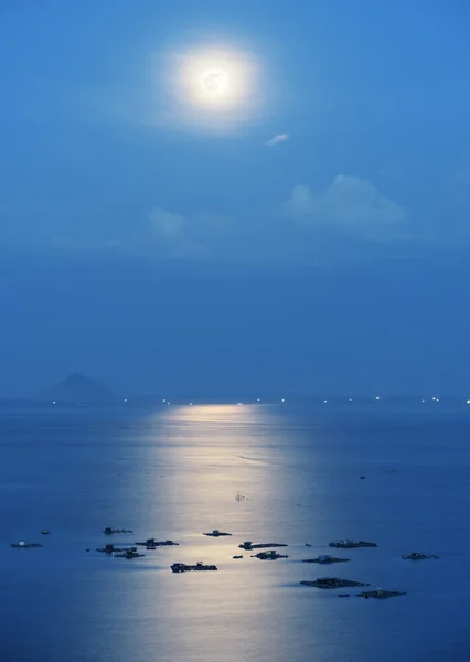 Lua cheia refletida na água da Baía de Nha Trang no Vietnã — Fotografia de Stock