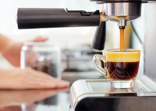 Espresso coffee machine in kitchen. Hot coffee pouring into cup — Stock Photo, Image