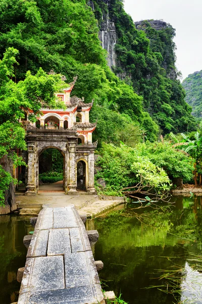 Main gate to the Bich Dong Pagoda at Ninh Binh Province, Vietnam — Stok fotoğraf