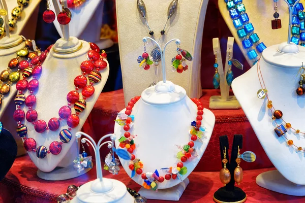 Colorful jewelry from Murano Glass in shop window, Venice, Ital — Stock Photo, Image