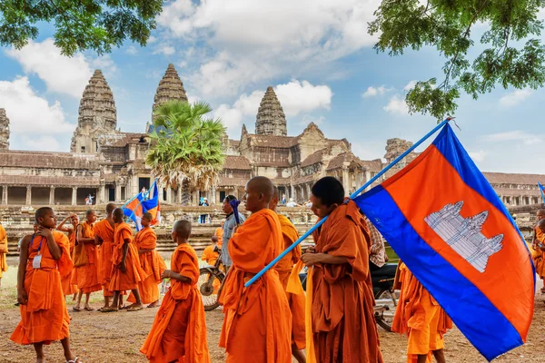Young Buddhističtí mniši s národní vlajkou Kambodže Angkor — Stock fotografie