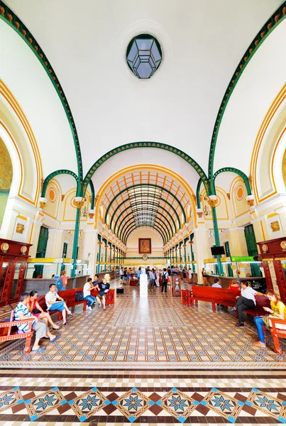 Interior de la Oficina Central de Correos de Saigón. Ho Chi Minh, Vietnam — Foto de Stock