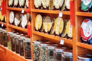 Yunnan Puer ve çay, çay salonu, Lijiang cam kavanozlara diskler