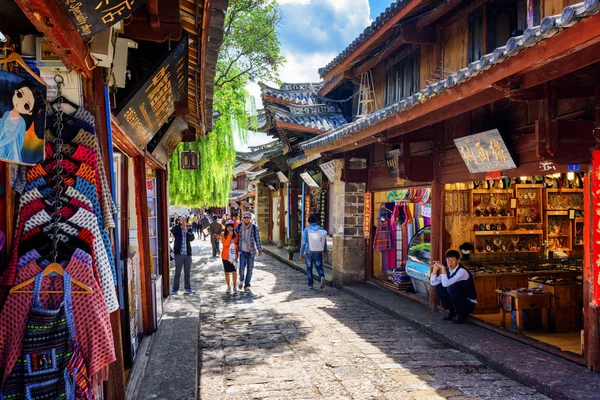 Tiendas de recuerdos en la calle del casco antiguo de Lijiang, China — Foto de Stock