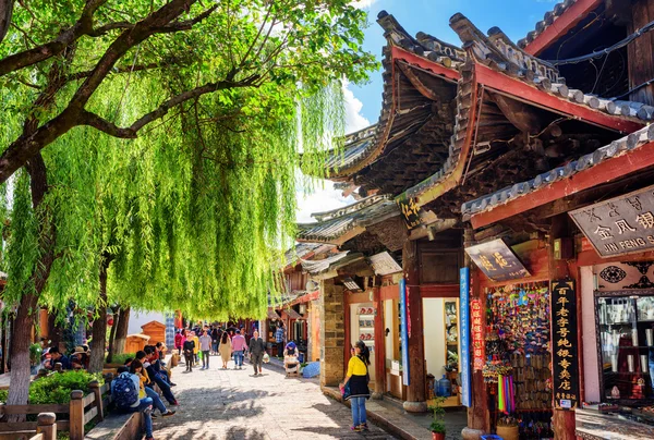 Tiendas de recuerdos en la pintoresca calle del casco antiguo de Lijiang — Foto de Stock
