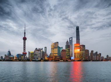 Akşam görünümü Pudong Skyline (Lujiazui), Shanghai, Çin