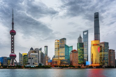 Akşam görünümü Pudong Skyline (Lujiazui) Shanghai, Çin