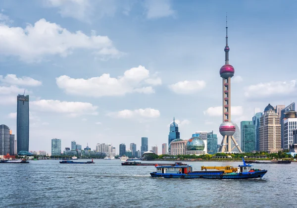 Boats crosses the Huangpu River in Shanghai, China — Stock Photo, Image