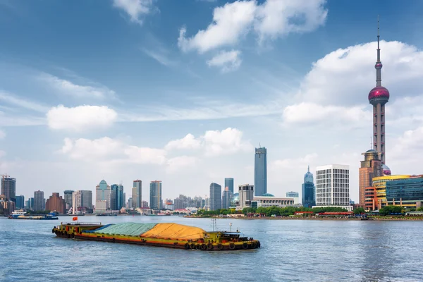 Self-propelled barge on the Huangpu River in Shanghai, China — Stock Photo, Image