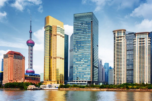 Blick auf Wolkenkratzer im Geschäftszentrum von Shanghai, China — Stockfoto