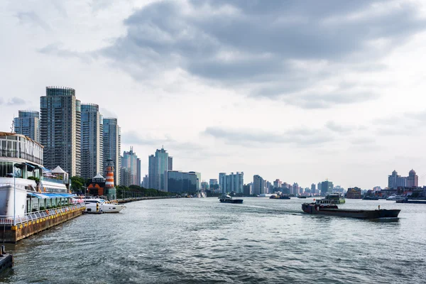Zelfrijdende Schuiten op de Huangpu rivier. Shanghai, China — Stockfoto
