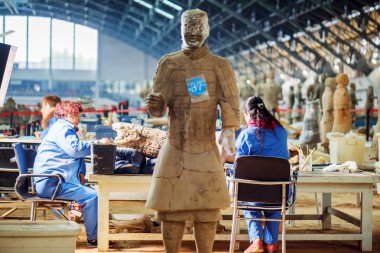 Terracotta Army Kazısı çalışan arkeologlar