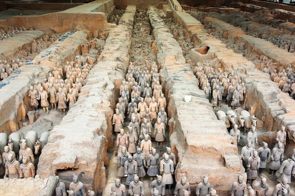 Koridorlar terracotta askerlerin rütbeleri ile. Terracotta Army — Stok fotoğraf