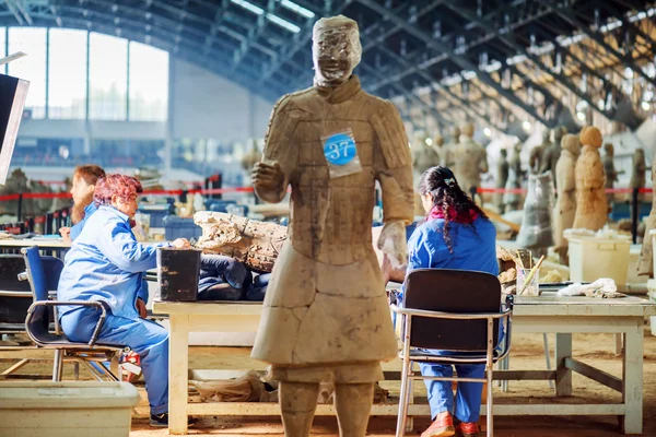 Archaeologists working at excavation of the Terracotta Army — Stock Photo, Image