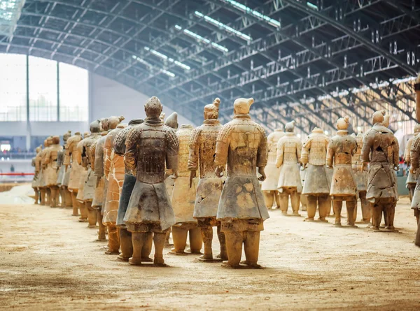 Arkadan ünlü Terracotta Army terracotta askerlerin görünüşü — Stok fotoğraf