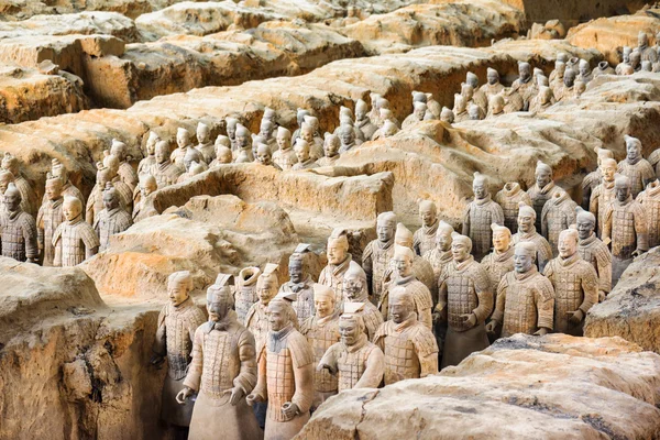 Вид на знаменитую Терракотовую армию в экскаваторной яме, Китай — стоковое фото