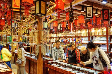 Hatıra Eşyası olarak büyük seçme turist hediye dükkanı, Lijiang, Çin