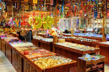 Lijiang (Çin) hediye dükkanında Hatıra Eşyası sunar
