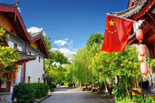 Kinas flagg i Gamlebyen i Lijiang, Kina – stockfoto