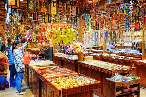 游客在丽江，中国的礼品店里选择纪念品 — 图库照片