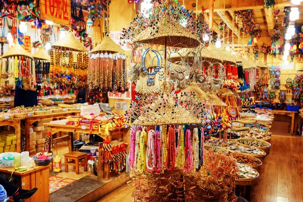 Gift shop in Lijiang offers wide range of souvenirs. China — Stock Photo, Image