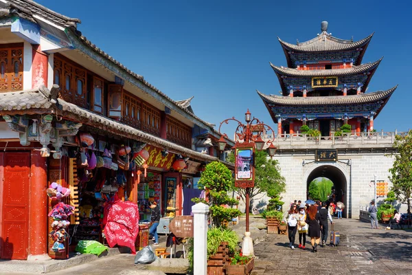 The Wuhua Tower and souvenir shops in Dali Old Town, China — Stock Photo, Image