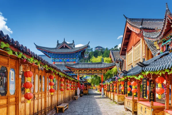 Strada decorata con lanterne rosse cinesi tradizionali, Lijiang — Foto Stock