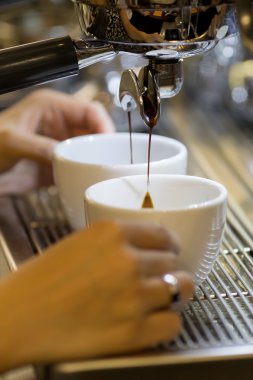 Barista kahve espresso yapmak