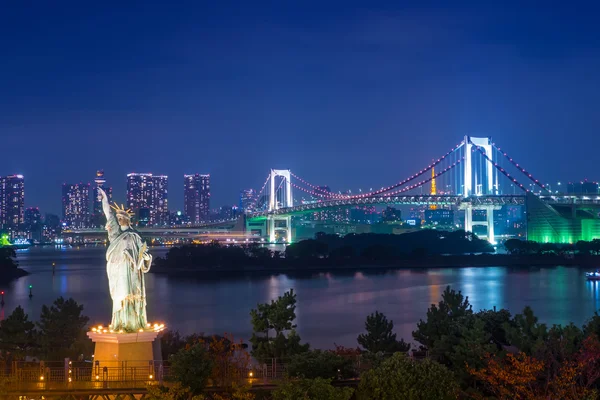 Heykel alacakaranlık Odaiba Tokyo özgürlük ve Gökkuşağı Köprüsü — Stok fotoğraf