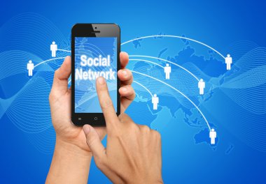 Sosyal ağa bağlanmak için akıllı telefon ekran tuşuna basarak el