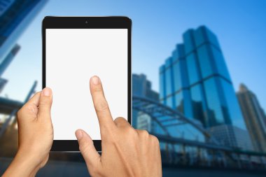 Ellerini tutuyor ve küçük Tablet bilgisayar office bu ile değmek