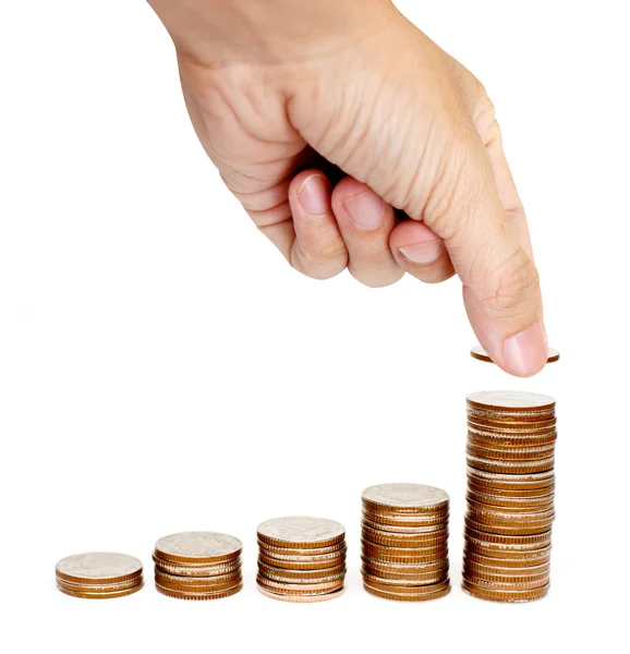Mão masculina colocando moeda em uma pilha de moedas em ascensão — Fotografia de Stock