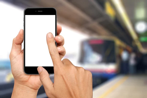 Mano sono in possesso e toccare Smartphone con sfondo treno cielo — Foto Stock