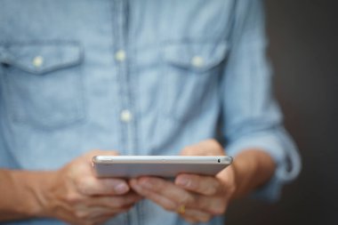 Sosyal medya tablet bilgisayar kullanan bir adam