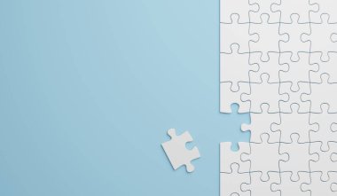 Katlanmış beyaz yapbozun üç boyutlu çizim parçası ve renkli bir yüzeyin arka planına karşı taranmamış bir yığın yapboz.