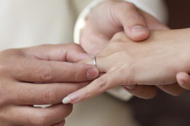 damat gelini Parmağında nişan yüzüğü koymak