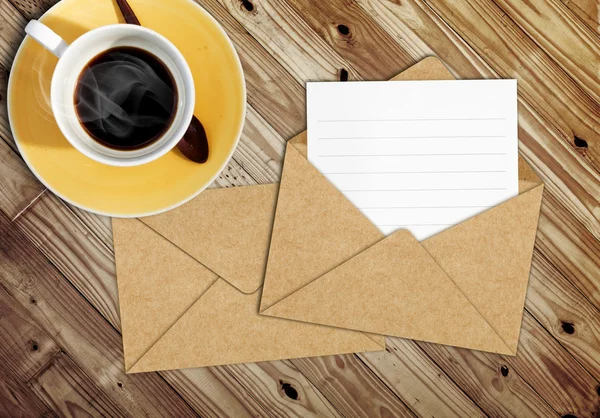 Пустое письмо с конвертом на кофейном столике — стоковое фото
