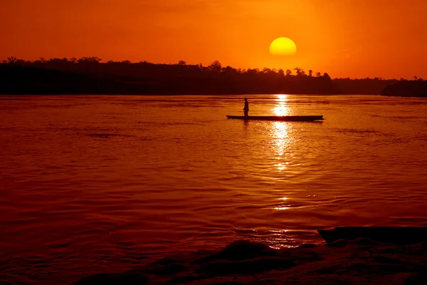 Bateau de pêche dans la rivière avec coucher de soleil — Photo