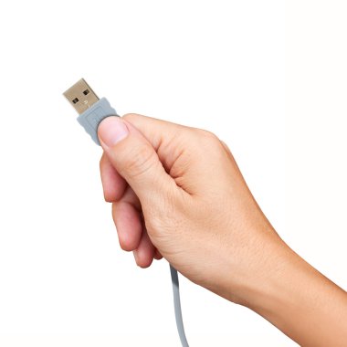 El ele tutuşan USB kablosu beyaz arkaplanda izole edildi