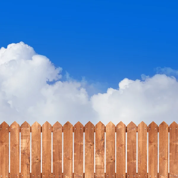 Recinzione picchetto di legno con cielo blu — Foto Stock