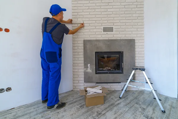 Worker Laying Brick Tiles Wall Fireplace — Stock Photo, Image