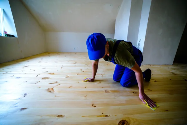 Worker Polishing Wooden Oak Floor Varnished — Stock Photo, Image