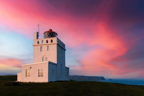 믿을 수없을 정도로 아름다운 저녁 풍경 Dyrholaey Lighthouse — 스톡 사진