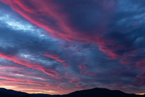 Вогняне фіолетове небо заходу сонця — стокове фото