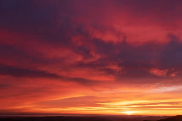 Вогняне фіолетове небо заходу сонця — стокове фото