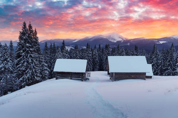 Fantastiskt landskap med snöigt hus — Stockfoto