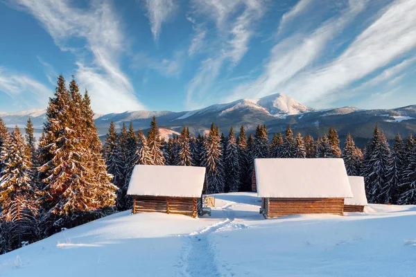 Fantastyczny krajobraz ze śnieżnym domem — Zdjęcie stockowe