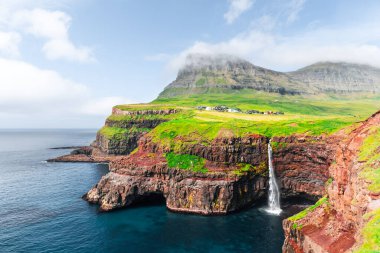 Gasadalur 'daki Mulafossur şelalesi, Faroe Adaları' ndaki Vagar Adası..