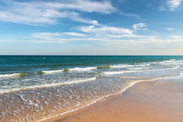 Olas de marea en la playa tropical arena y océano azul —  Fotos de Stock